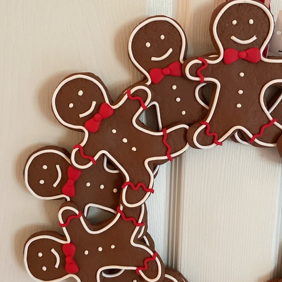 18” Gingerbread Men Christmas Wreath Layered Decorated w/ White & Red Icing - Picture 6 of 16